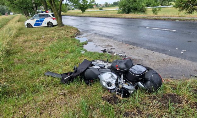 Még küzdenek a motoros életéért, aki egy autó alá csúszott a 3. kerületben