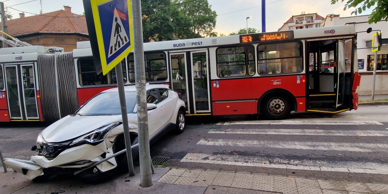 Csúnyán benézte a Toyota sofőrje az elsőbbségadás táblát, jött a troli, ütközés is lett belőle – Fotók a helyszínről  