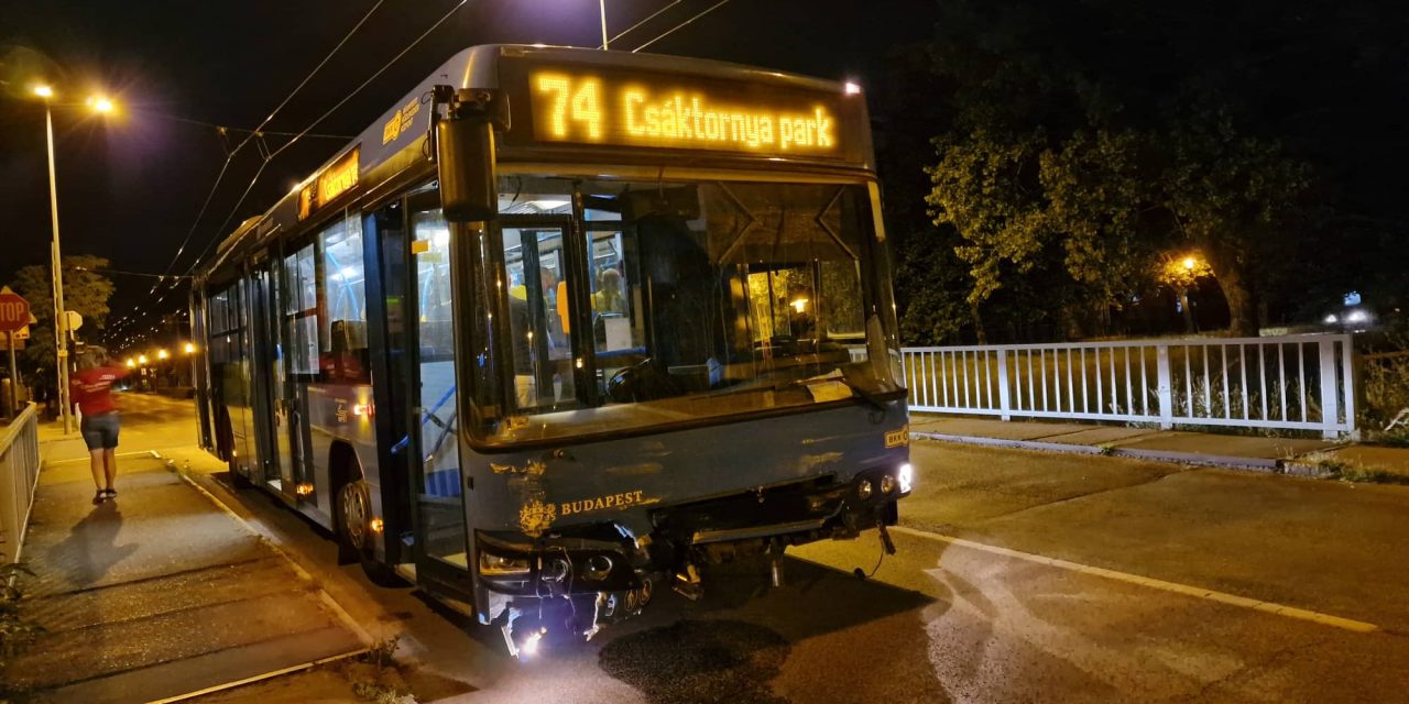 Letarolta a busz az Alfát Budapesten, ez okozta a balesetet – Fotók