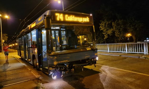 Letarolta a busz az Alfát Budapesten, ez okozta a balesetet – Fotók