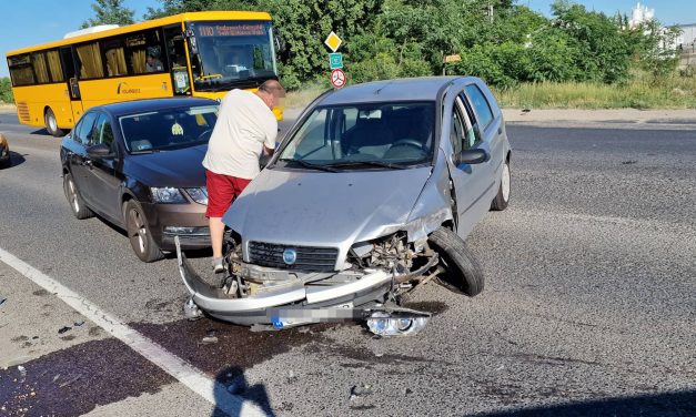Egy Volvo okozott négyes karambolt ugyanazon az útszakaszon, ahol kedden halálos baleset történt – Fotók a helyszínről