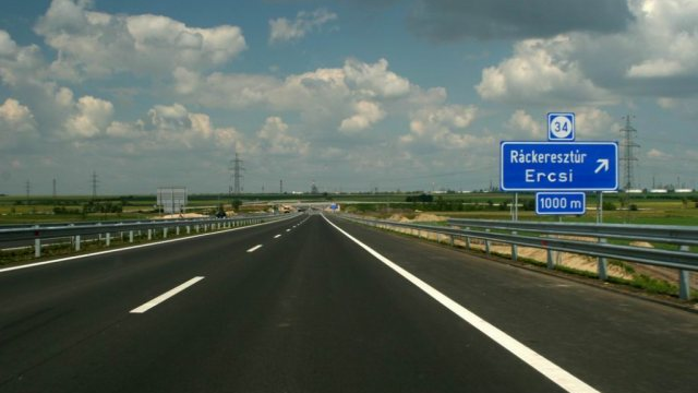 Súlyos baleset az M6-oson, komoly forgalomkorlátozásra készülj Ercsi közelében