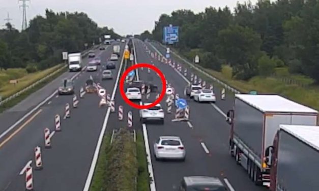 Megdöbbentő videó: Megijedt a tereléstől a nő, hirtelen elrántotta a kormányt, később sétálgatni kezdett a leállósávban
