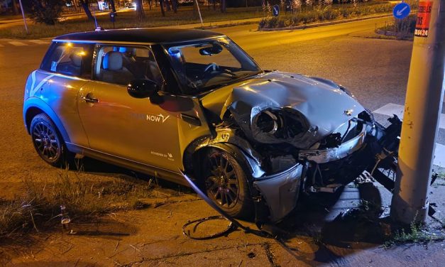 Nekirongyolt a villanyoszlopnak, aztán a csattanás után sört bontott a sofőr és amíg a mentők dolgoztak ő iszogatott