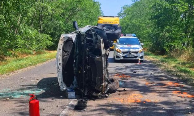 Úgy megdobta a nyomvályú a szabálytalanul előző autót, hogy felborult az út közepén