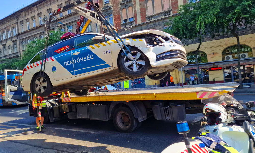 Taccsara vágták a szirénázó rendőrautót az Üllői úton, a rendőrök is meglepődtek a kirobbanó légzsákoktól – Fotók