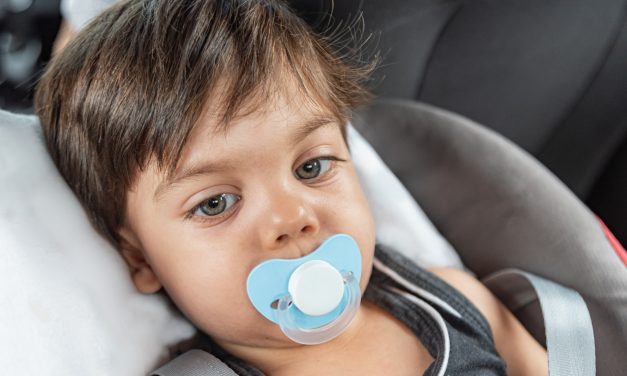 Kétségbeesve kért segítséget egy édesanya Budapesten: a kocsiba szorult a kétéves kisfia