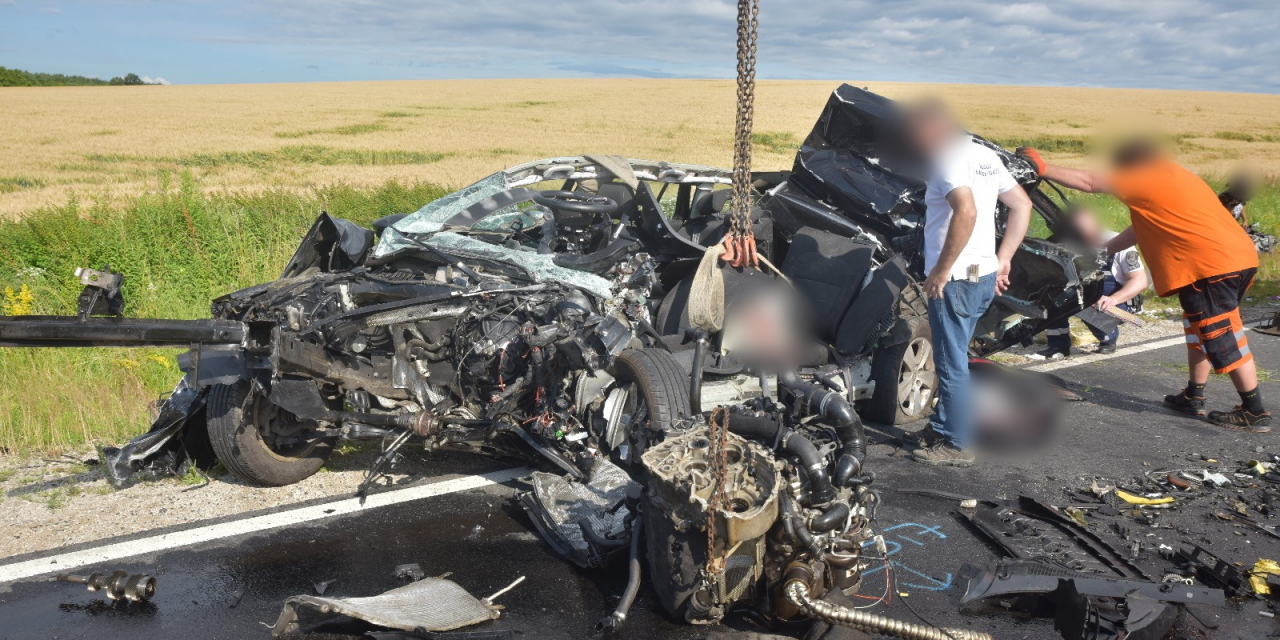 Anya és két lánya karambolozott a 86-os úton, a kicsik árván maradtak, a nagyobbik életéért még küzdenek