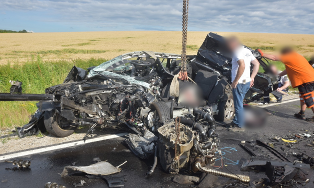 Anya és két lánya karambolozott a 86-os úton, a kicsik árván maradtak, a nagyobbik életéért még küzdenek
