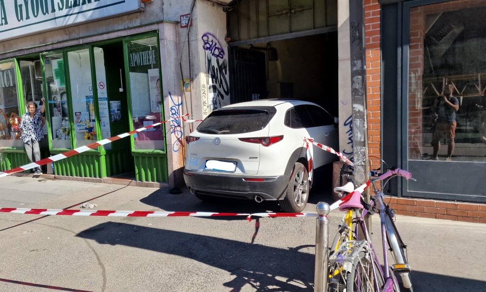 Helyszíni fotók – Autó alá került egy hajléktalan férfi a Rákóczi úton
