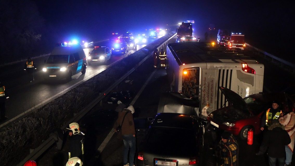 Nem bűnös a halálos tömegszerencsétlenséget előidéző sofőr: 2016-ban öt ember vesztette életét az M3-as autópályán, miután felborult egy busz