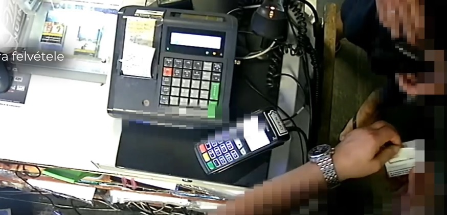 Pest megyében is dílert fogtak: a pult alól árulta a drogot a dohányboltos férfi, ez várhat most rá – videó