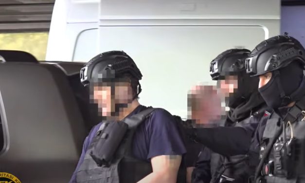 TEK-es akció Törökbálinton: bombagyártással foglalkozhatott az a férfi, aki fejbe lőhette magát a rajtaütés során, életveszélyes állapotba szállították kórházba