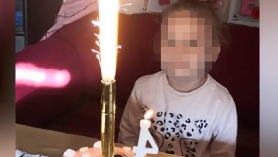 A buszban rekedt kislány tragédiája: kiderült, börtönbe is kerülhet a sofőr, ennyit kaphat – videó