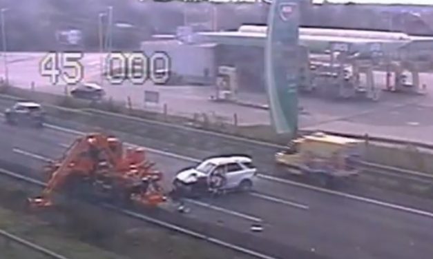 Döbbenetes videó kering a neten: így zúzott le egy munkagépet ez a terepjárós az M7-esen