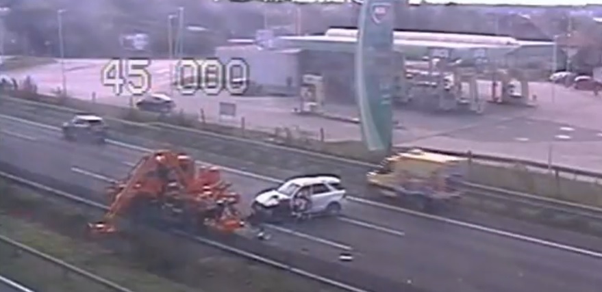 Döbbenetes videó kering a neten: így zúzott le egy munkagépet ez a terepjárós az M7-esen