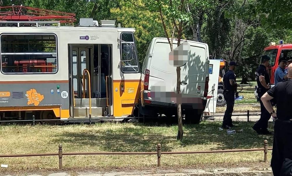 15 méteren át tolta maga előtt a pénzszállítót a villamos – fotók a helyszínről