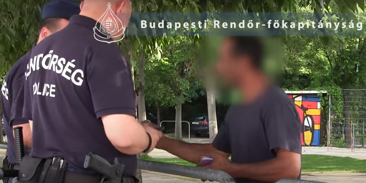 Négy embert kaptak el a 23-as buszon járőröző rendőrök, videó is készült