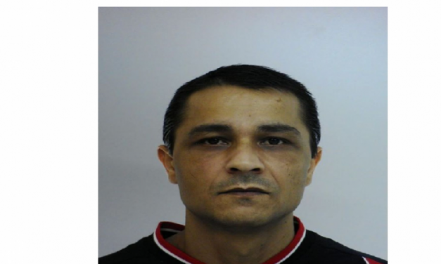 Ezt a férfit keresi most nagy erőkkel a rendőrség: a nevelőapjával akart végezni