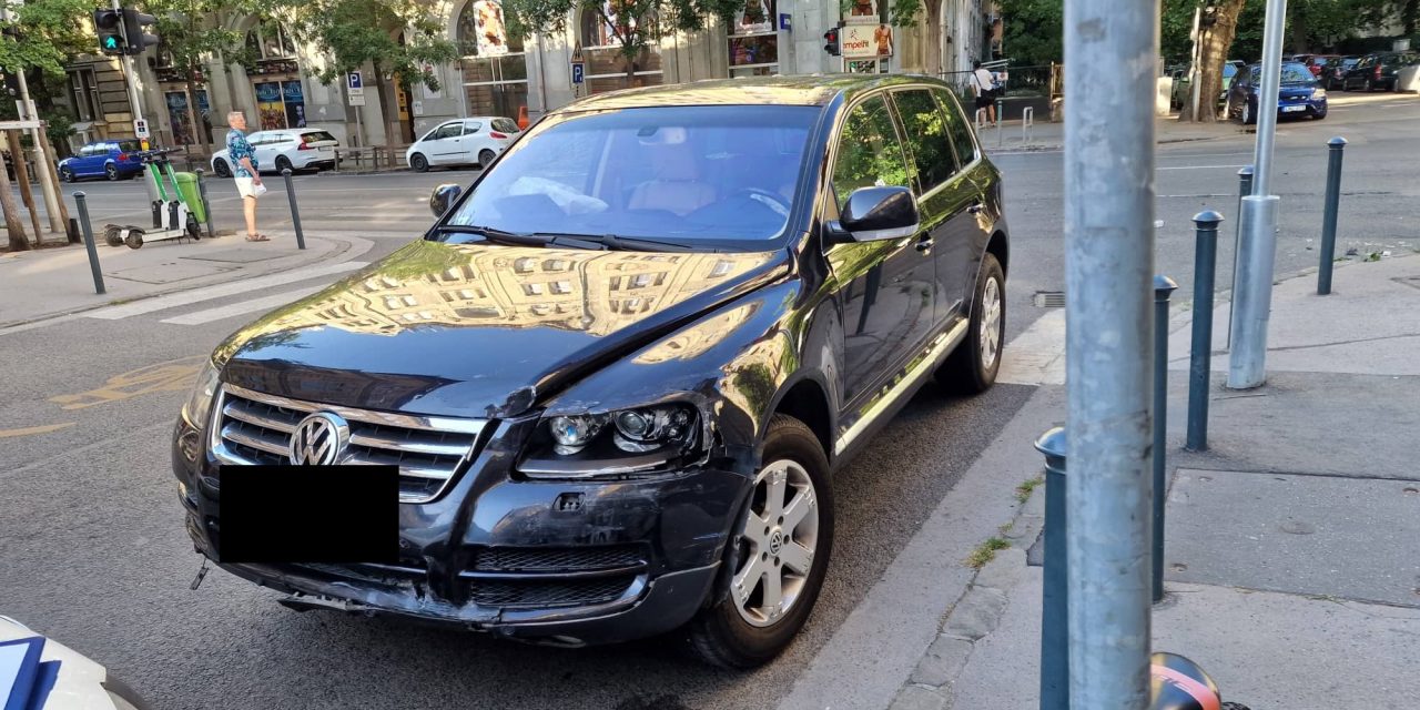 Piroson áthajtó volkswagenes rohant bele egy Fordba, amiben egy várandós nő is utazott – Fotók a helyszínről