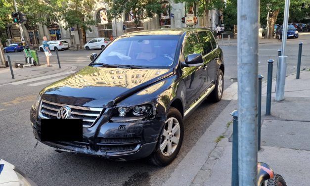 Piroson áthajtó volkswagenes rohant bele egy Fordba, amiben egy várandós nő is utazott – Fotók a helyszínről