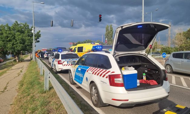 A rendőrök elől menekülve okozott balesetet a szír embercsempész Budapest közelében