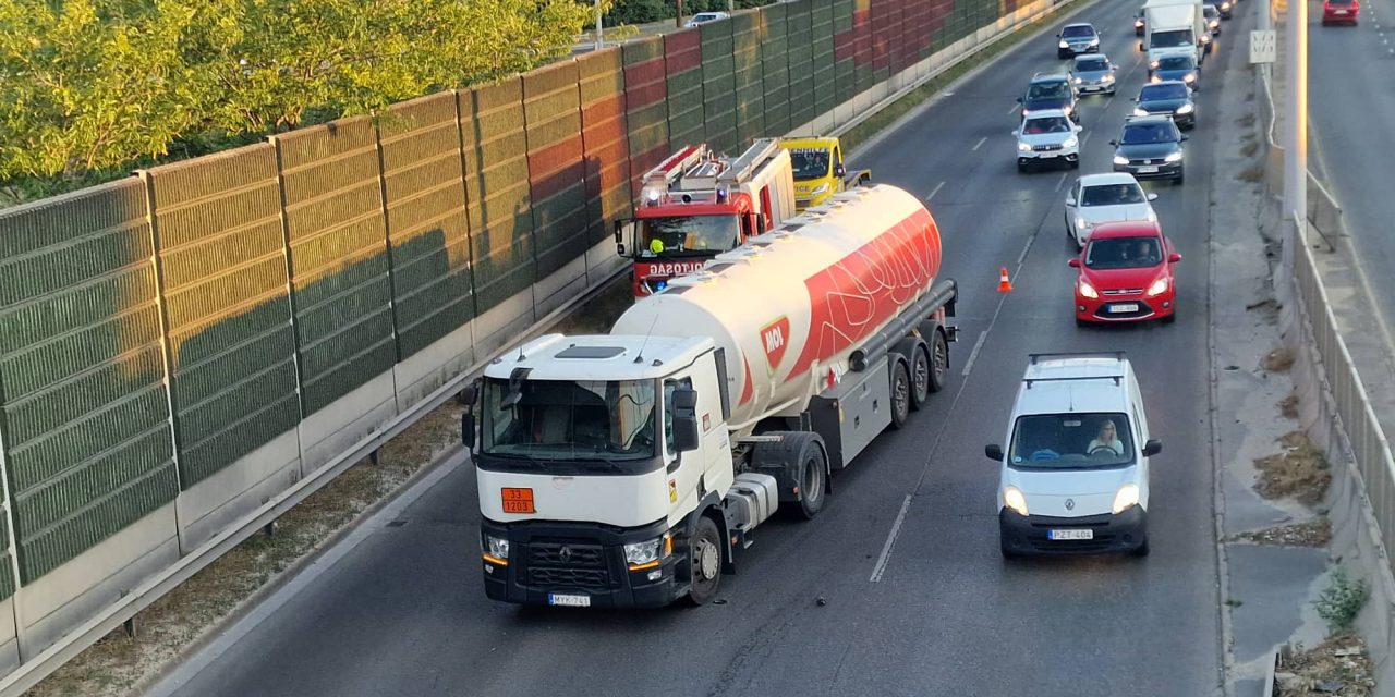 Nagy volt a csattanás az M3-as bevezető szakászan, avagy nem jó nekimenni egy kamionnak