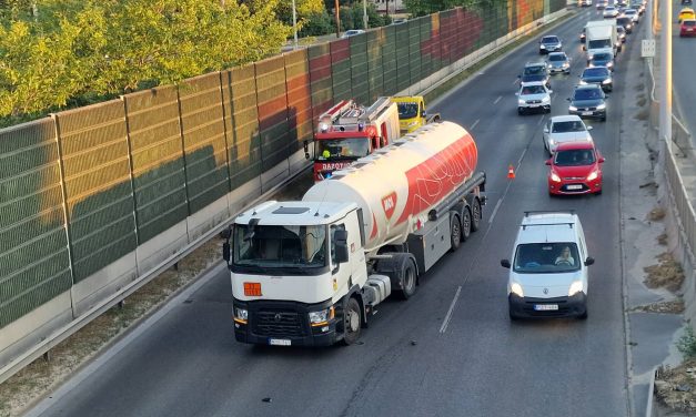 Nagy volt a csattanás az M3-as bevezető szakászan, avagy nem jó nekimenni egy kamionnak