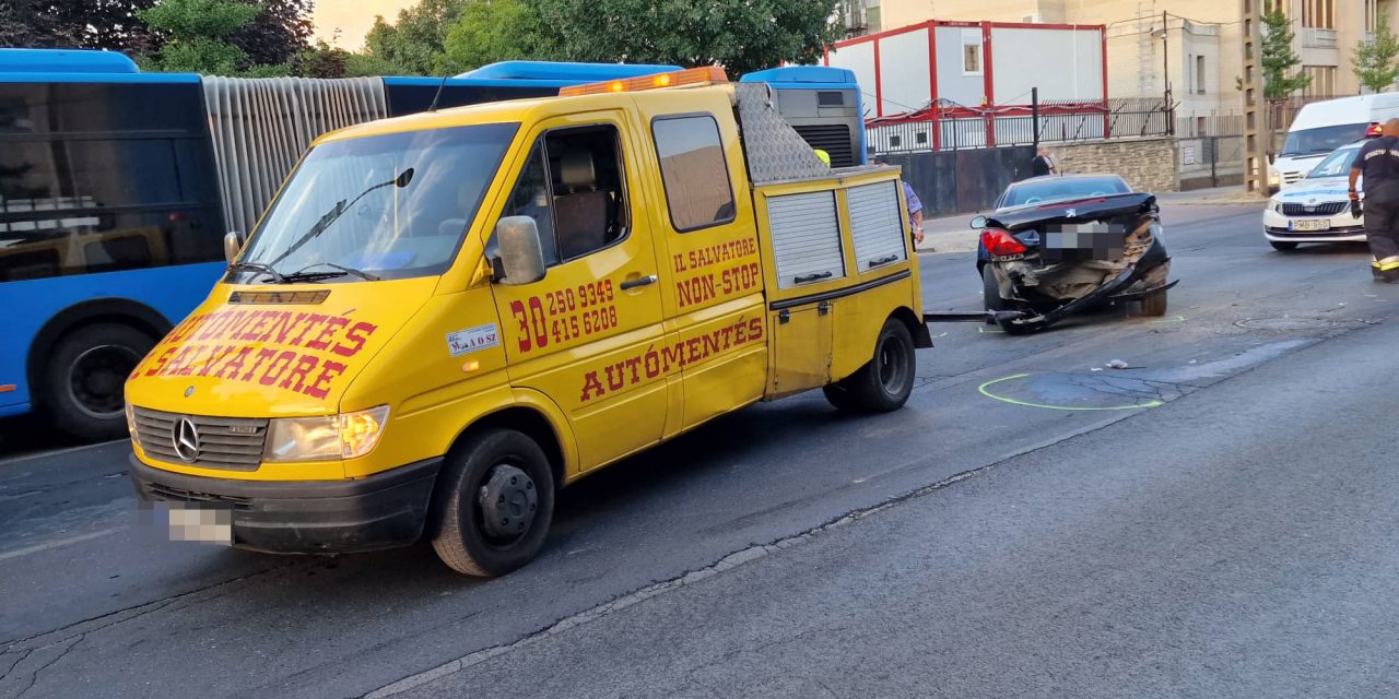 Fékezés nélkül hajtott bele a Peugeot hátuljába a Hyundai Budapesten – fotók a helyszínről