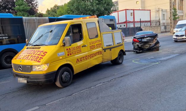 Fékezés nélkül hajtott bele a Peugeot hátuljába a Hyundai Budapesten – fotók a helyszínről