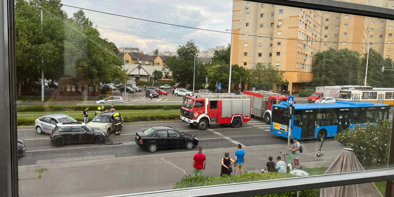 Kinézett az ablakon és azt látta, hogy négy autó rohant egymásba Óbudán