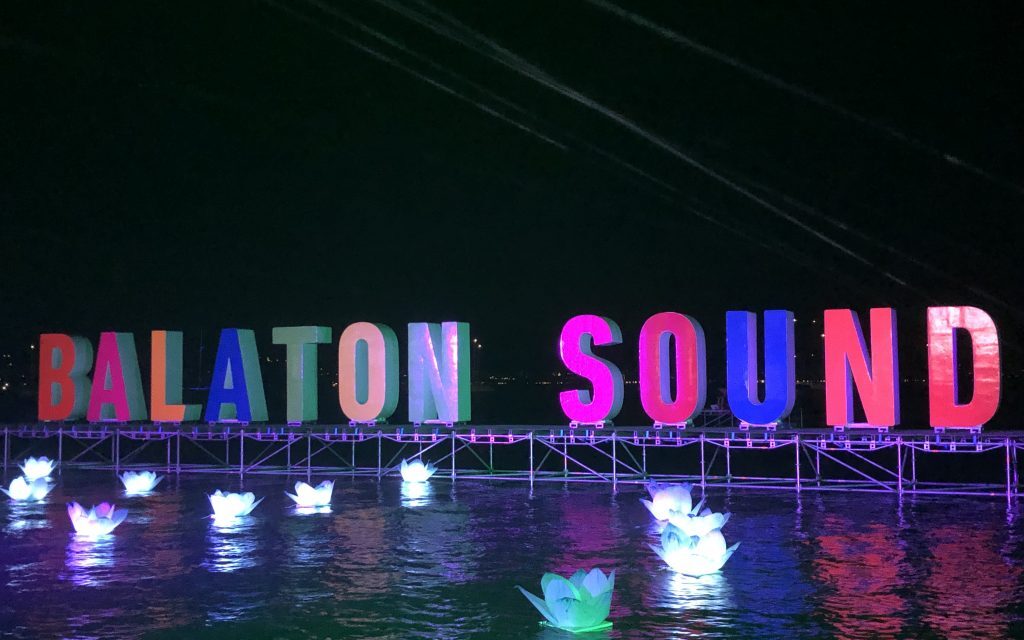 Annyi kábítószer kerül a Balatonba a Sound alatt, hogy az a vízi élővilágot is veszélyezteti