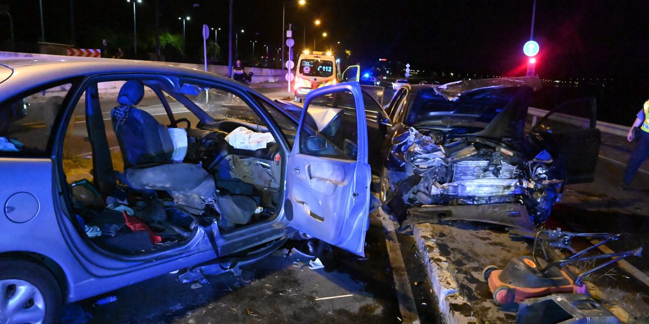 Brutális karambol a Margit hídnál: frontálisan mentek egymásba az autók, rommá tört mindkettő, többen megsérültek – Fotók a helyszínről
