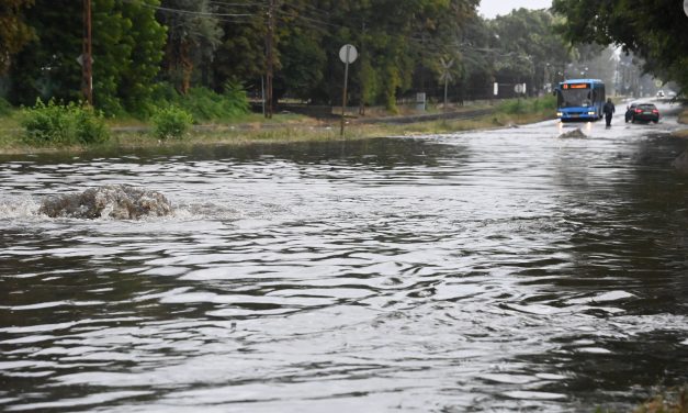 A zivatar miatt elhalasztották a Balaton-átevezést, Budapesten is leszakadt az ég, a Maglódi utat víz borítja – Fotók