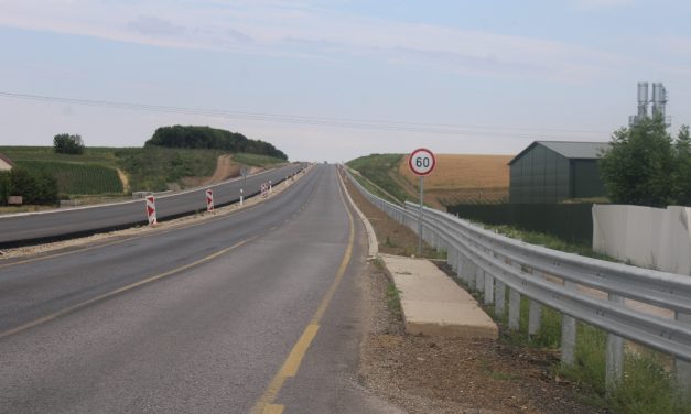 Körforgalomnál rohant egymásba két autó Borsodban: az egyik kocsi felborult és kiégett – Egy ember és egy kiskutya halt meg a tragédiában