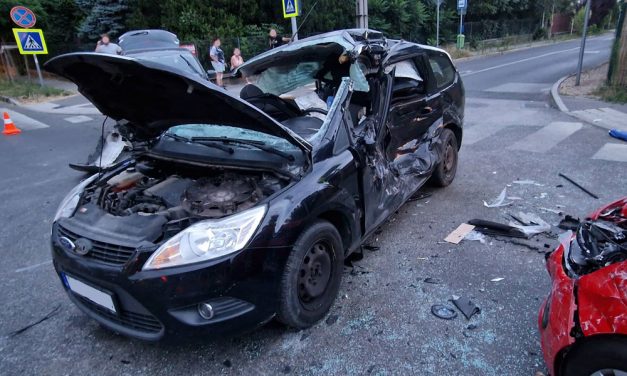 Balhé a balesetnél: Csúnyán összetört a Ford, a vétlen utasok hozzátartozói majdnem megverték a balesetet okozó autóst, a rendőrök csillapították le őket