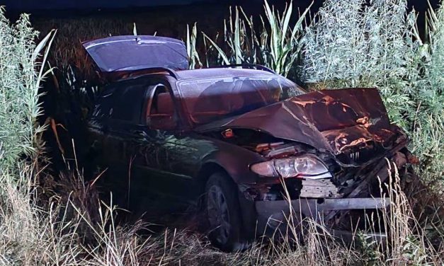 Friss jogsis hölgy okozott nagy balesetet, ronggyá törött a BMW, feszítővágóra is szükség volt