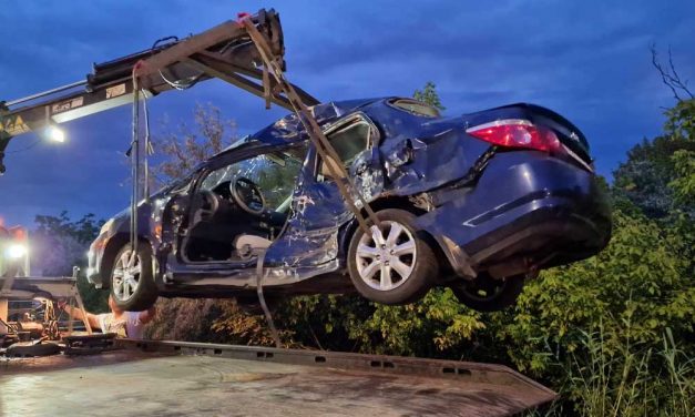 Ledarálta a teherautó a Hondát, súlyos koponyasérüléssel vitték kórházba a sofőrt, akit csak feszítővágóval tudtak kiszedni az autóból