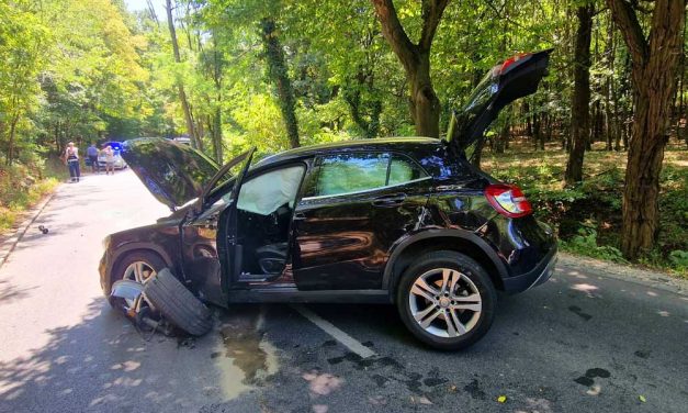Pont az történt a fekete luxus Mercedessel, amitől sokan félnek ezen a kanyargós úton