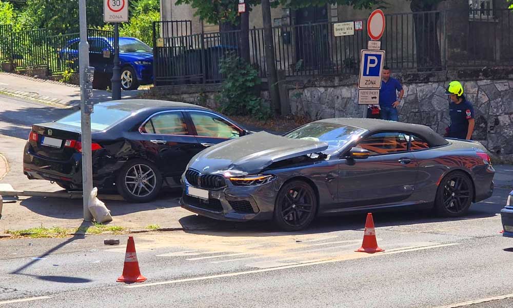 Durván elintézte a szép új BMW-t a Honda, a 30 milliós luxusautó tulaja nem örült a látványnak