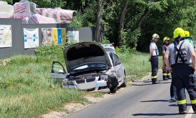 Jobbkormányos sportautóval előzött, vétlen BMW-ssel csattant egy hatalmasat Budakeszi közelében