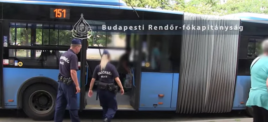 Késsel hadonászott egy drogosnak tűnő férfi a csömöri buszon, a buszsofőrt is kizavarta a fülkéből: menekültek az utasok a járműből