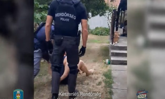 Több budapesti ingatlanban is razziáztak a zsaruk: kattant is a bilincs a dílerkedő gyerekkori haverok csuklóján – Videón a rajtaütés