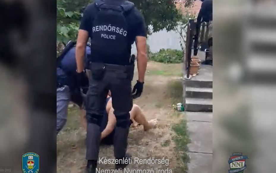 Több budapesti ingatlanban is razziáztak a zsaruk: kattant is a bilincs a dílerkedő gyerekkori haverok csuklóján – Videón a rajtaütés