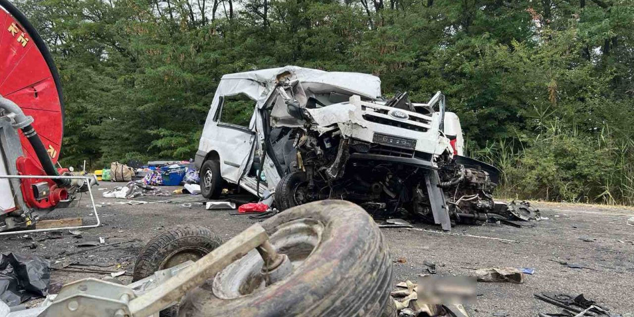 Tucatnyi sérült egy borzalmas hajnali balesetben a 42-es főúton, halottak is vannak