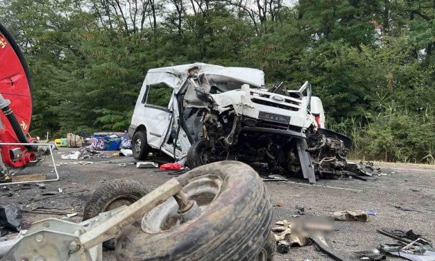 Tucatnyi sérült egy borzalmas hajnali balesetben a 42-es főúton, halottak is vannak