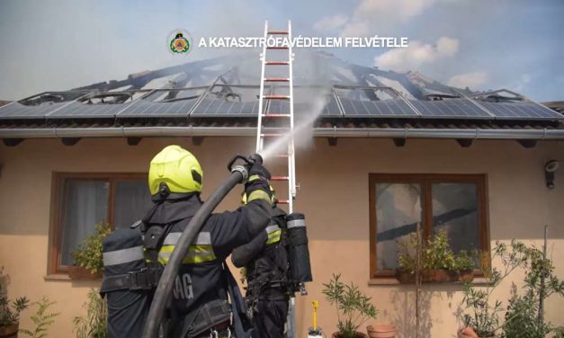 „Egyszerűen nem tudtunk mit csinálni” – Kigyulladtak a napelemek, porrá égett egy családi ház Gyálon