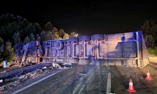 Durva baleset Üllőnél az M4-esen, letarolta az Opelt a kamion – A sofőr elvesztette a karját