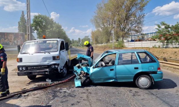 Egy régi Suzuki és egy autószállító ütközött, a vétkes sofőr feje a szélvédőbe csapódott – Képek a helyszínről