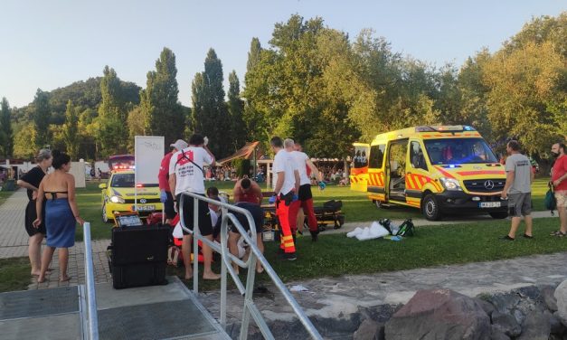 „A vízibicikli kölcsönzős szaladt a strand bejáratánál található defibrillátorért” – a vízben állt le egy idős férfi szíve a szigligeti strandon, a vízimentők élesztették újra a bajbajutottat